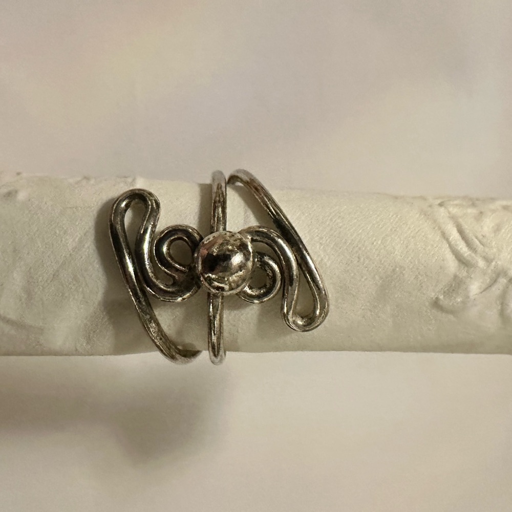 Elegant Silver Swirl Ring